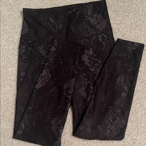 Old Navy Active Black Snake Print Leggings size S side pockets EUC